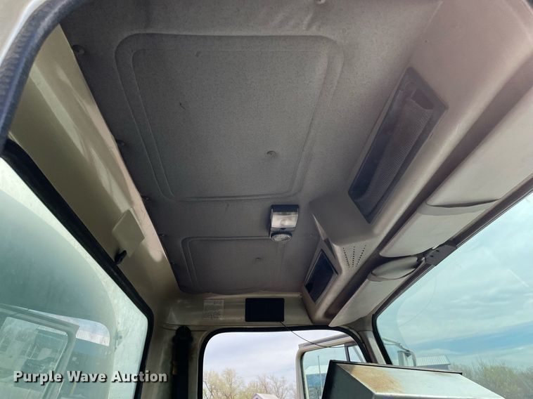 image for item MS9562 2000 International 4900  oil distributor truck