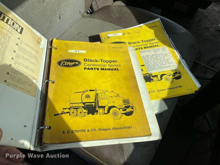 image for item MS9562 2000 International 4900  oil distributor truck