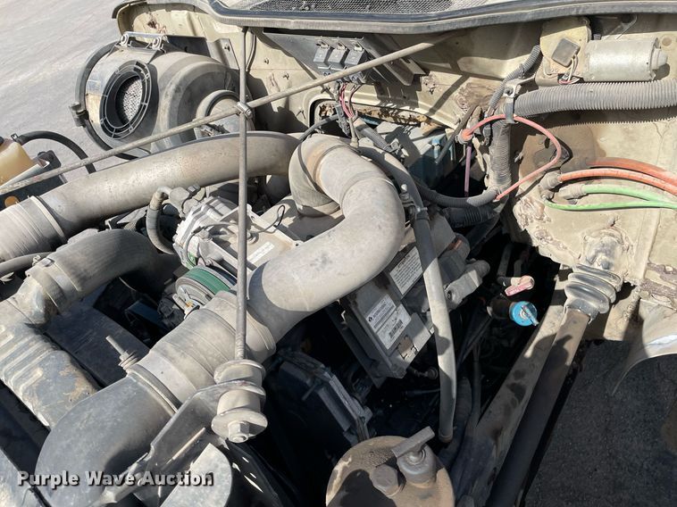 image for item MS9562 2000 International 4900  oil distributor truck