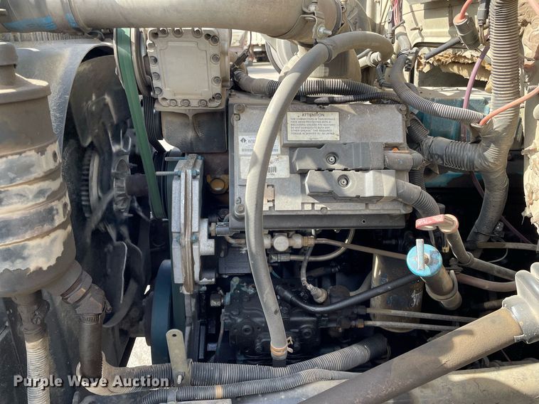 image for item MS9562 2000 International 4900  oil distributor truck