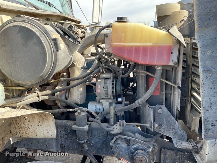 image for item MS9562 2000 International 4900  oil distributor truck