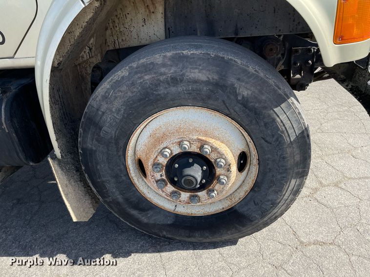 image for item MS9562 2000 International 4900  oil distributor truck