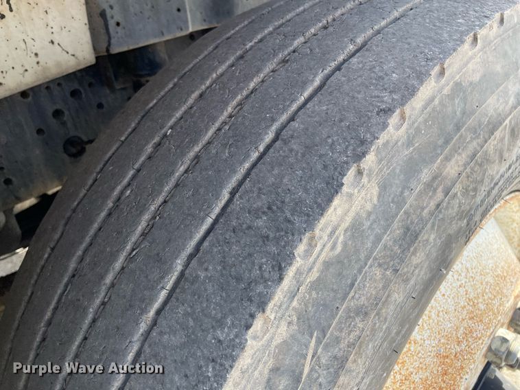 image for item MS9562 2000 International 4900  oil distributor truck