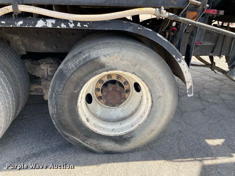 image for item MS9562 2000 International 4900  oil distributor truck