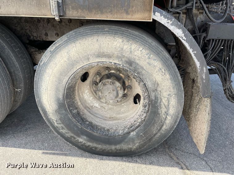 image for item MS9562 2000 International 4900  oil distributor truck