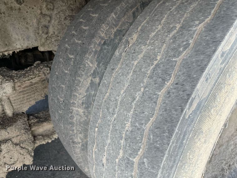 image for item MS9562 2000 International 4900  oil distributor truck