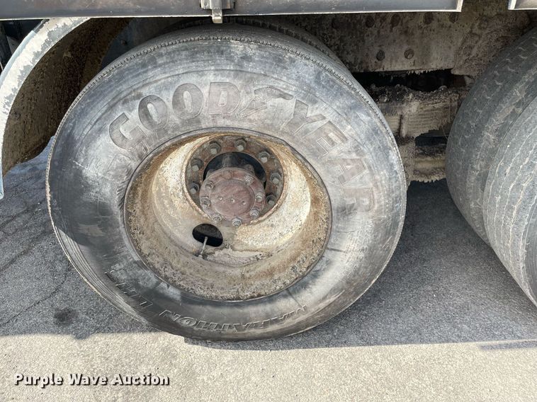 image for item MS9562 2000 International 4900  oil distributor truck