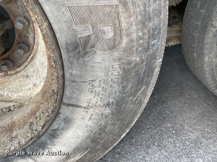 image for item MS9562 2000 International 4900  oil distributor truck