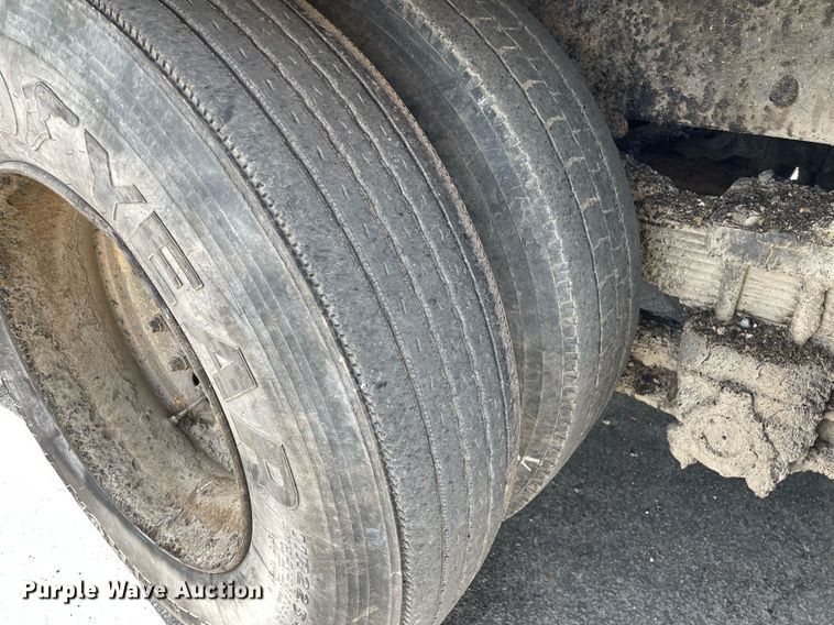 image for item MS9562 2000 International 4900  oil distributor truck