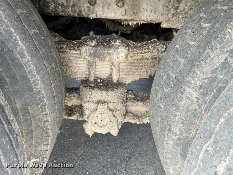 image for item MS9562 2000 International 4900  oil distributor truck