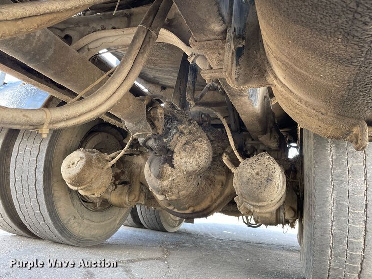 image for item MS9562 2000 International 4900  oil distributor truck