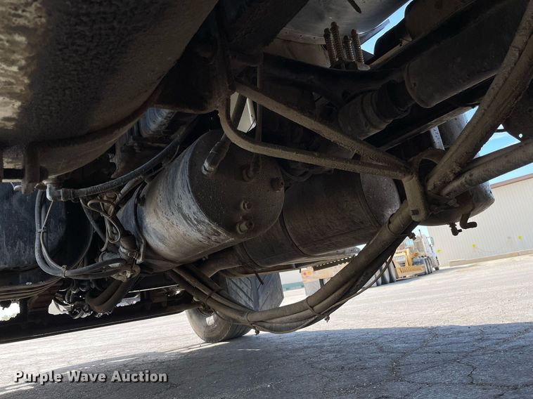 image for item MS9562 2000 International 4900  oil distributor truck