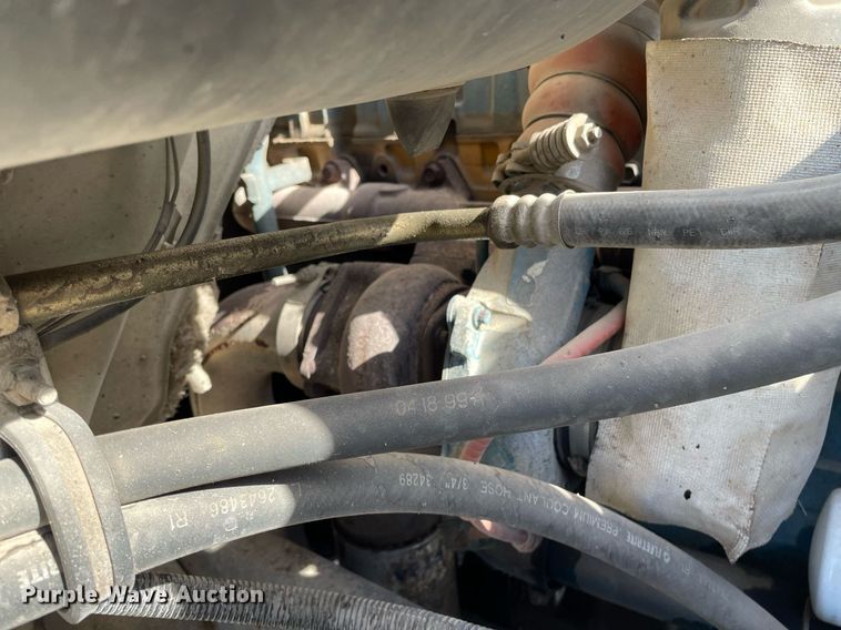 image for item MS9562 2000 International 4900  oil distributor truck