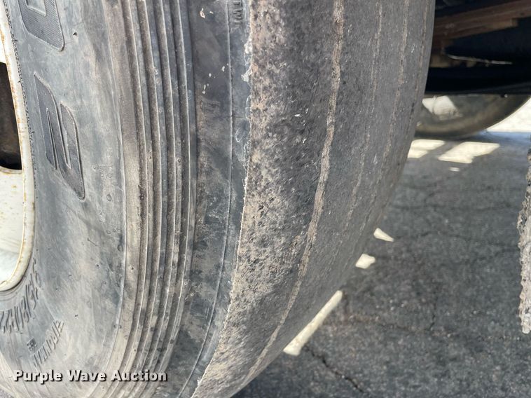 image for item MS9562 2000 International 4900  oil distributor truck