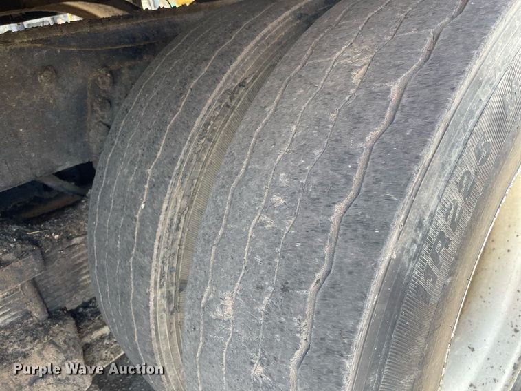 image for item MS9562 2000 International 4900  oil distributor truck