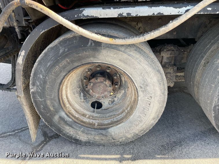 image for item MS9562 2000 International 4900  oil distributor truck