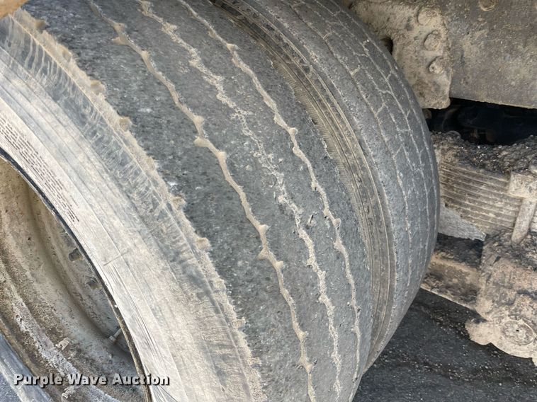 image for item MS9562 2000 International 4900  oil distributor truck