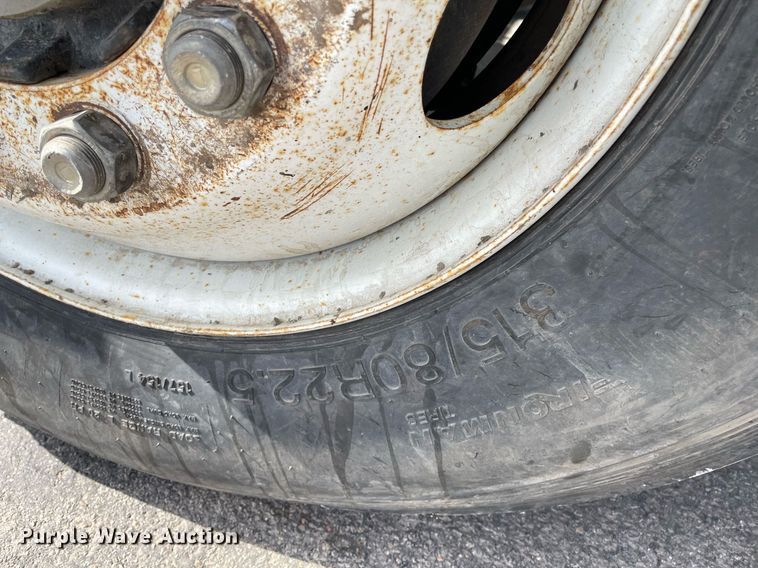 image for item MS9562 2000 International 4900  oil distributor truck