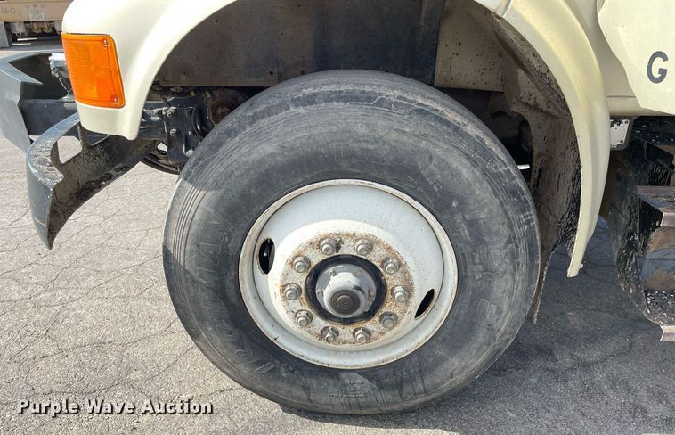 image for item MS9562 2000 International 4900  oil distributor truck