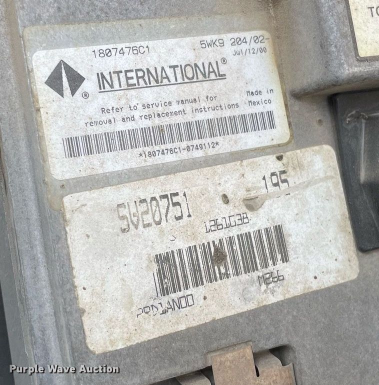 image for item MS9562 2000 International 4900  oil distributor truck