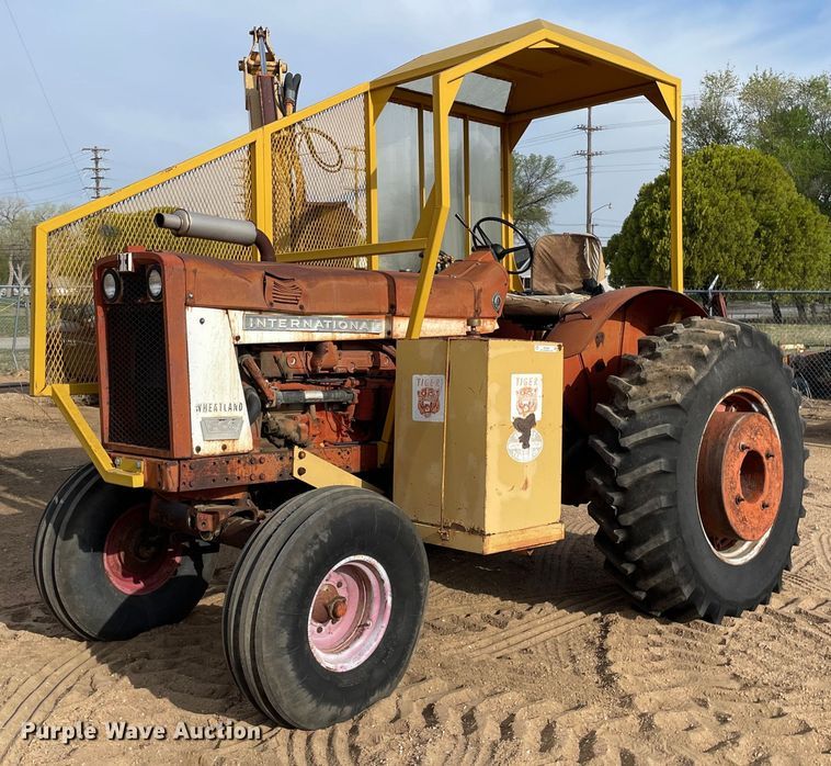 image for item MS9586 1965 International Harvester 806  tractor