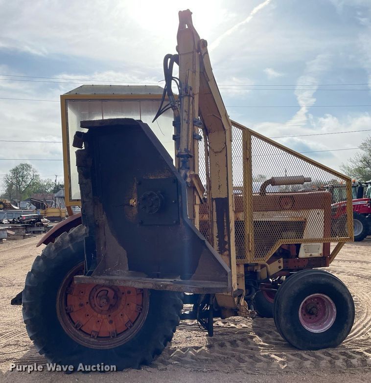 image for item MS9586 1965 International Harvester 806  tractor