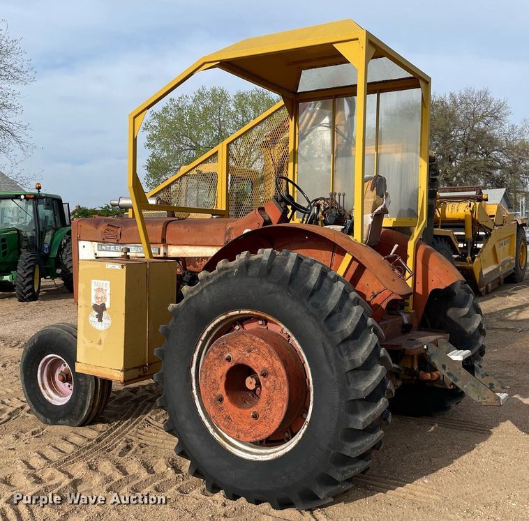 image for item MS9586 1965 International Harvester 806  tractor