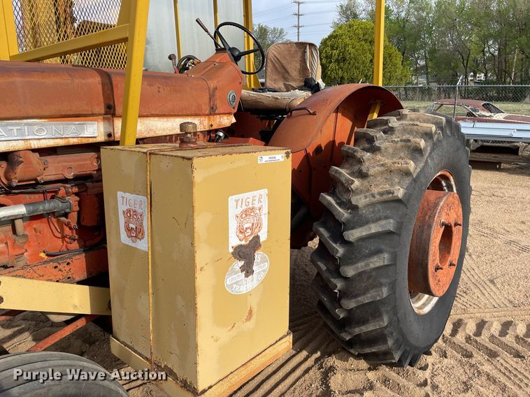 image for item MS9586 1965 International Harvester 806  tractor