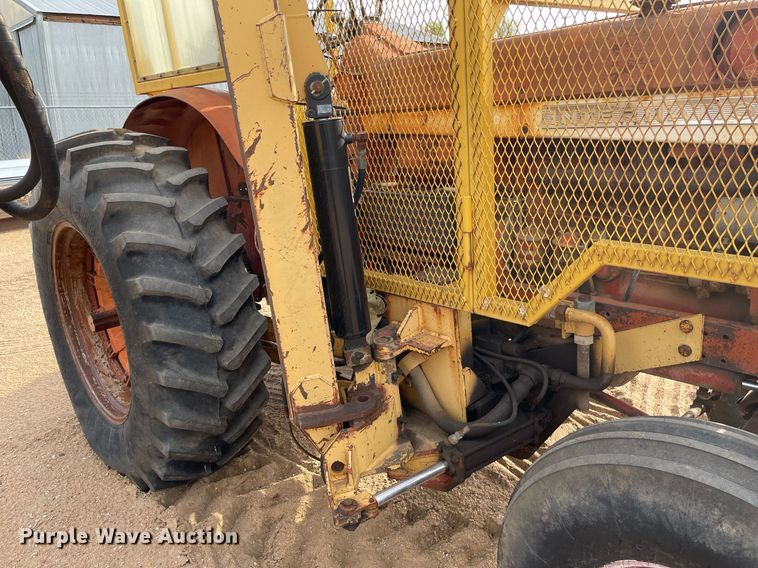 image for item MS9586 1965 International Harvester 806  tractor