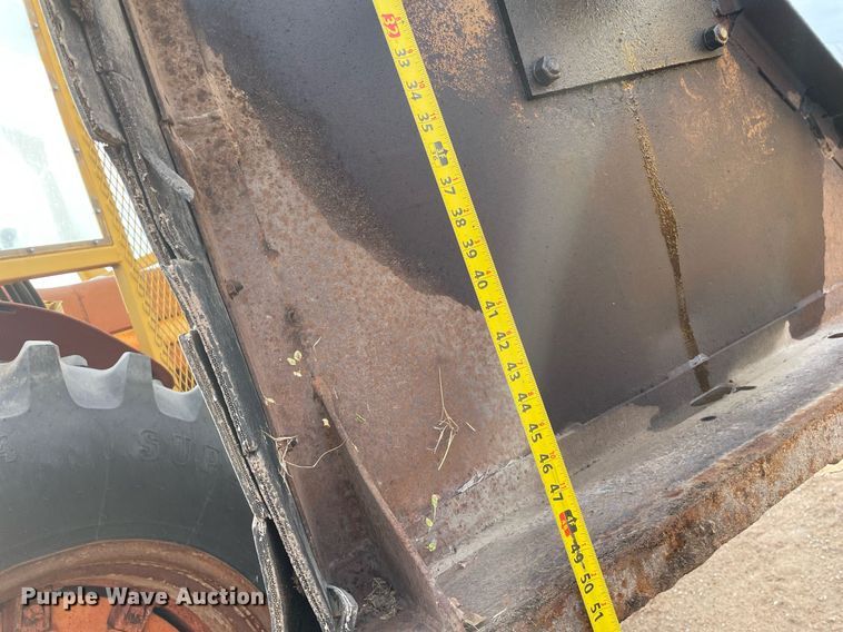 image for item MS9586 1965 International Harvester 806  tractor