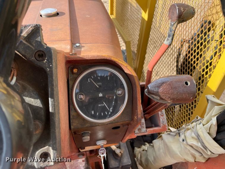 image for item MS9586 1965 International Harvester 806  tractor