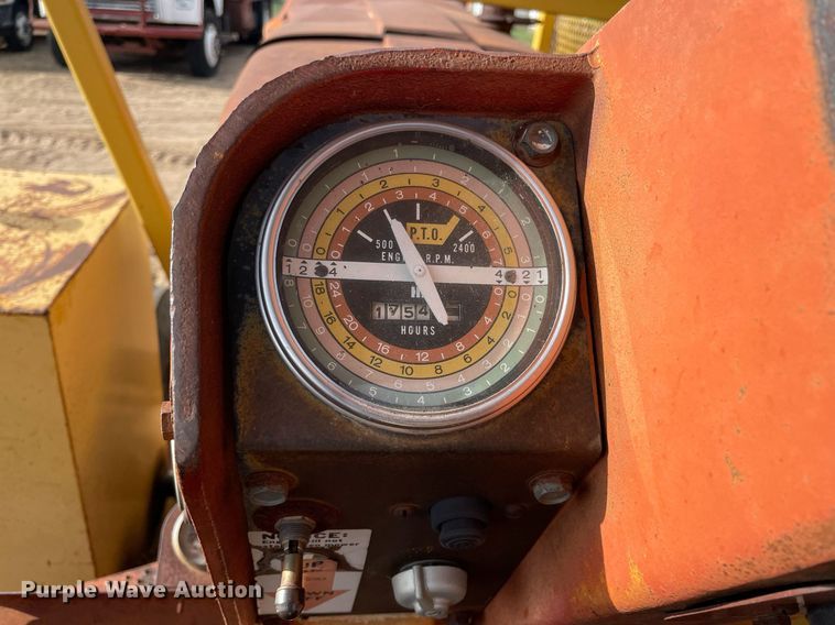 image for item MS9586 1965 International Harvester 806  tractor