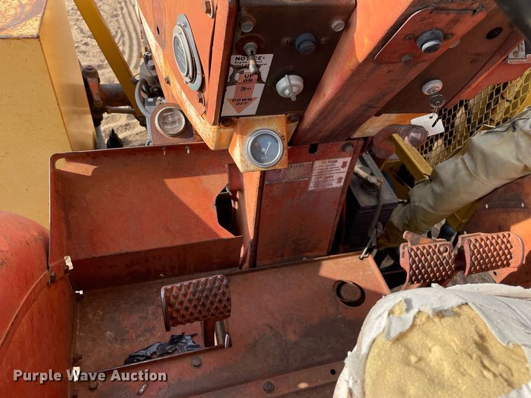 image for item MS9586 1965 International Harvester 806  tractor