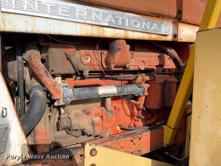 image for item MS9586 1965 International Harvester 806  tractor