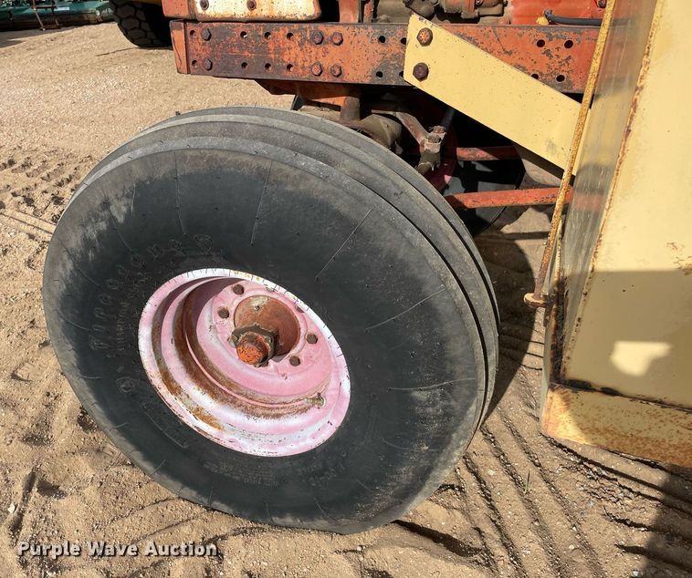 image for item MS9586 1965 International Harvester 806  tractor