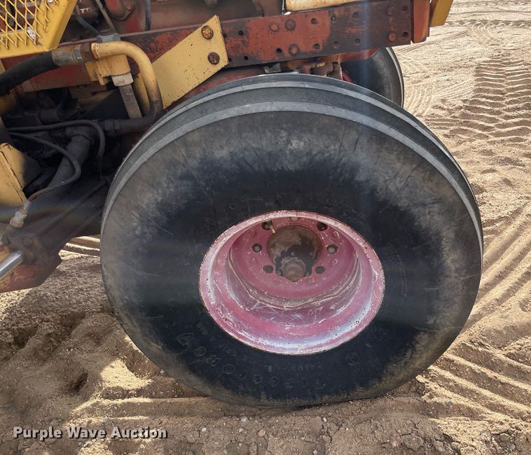 image for item MS9586 1965 International Harvester 806  tractor