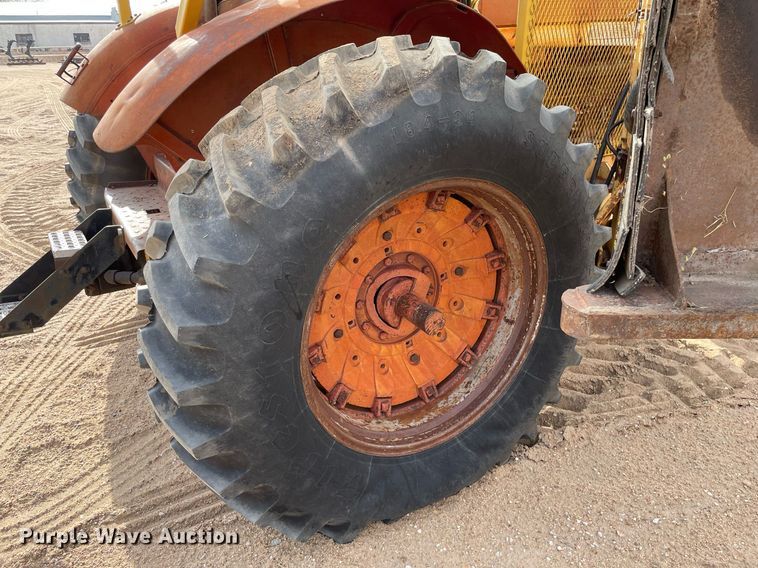 image for item MS9586 1965 International Harvester 806  tractor