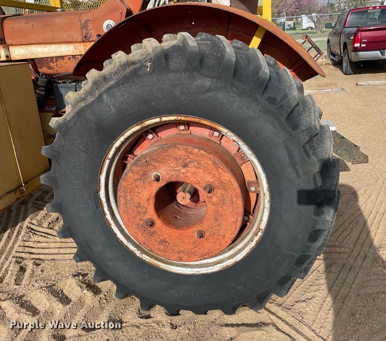 image for item MS9586 1965 International Harvester 806  tractor