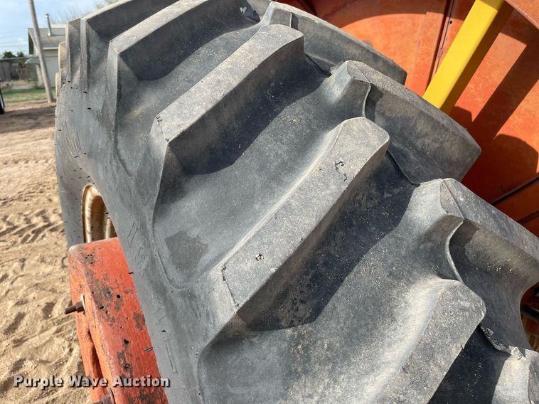 image for item MS9586 1965 International Harvester 806  tractor