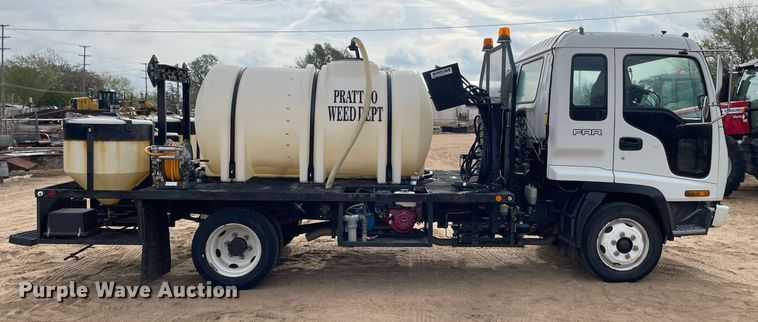 image for item MS9588 2000 Isuzu FRR  sprayer truck