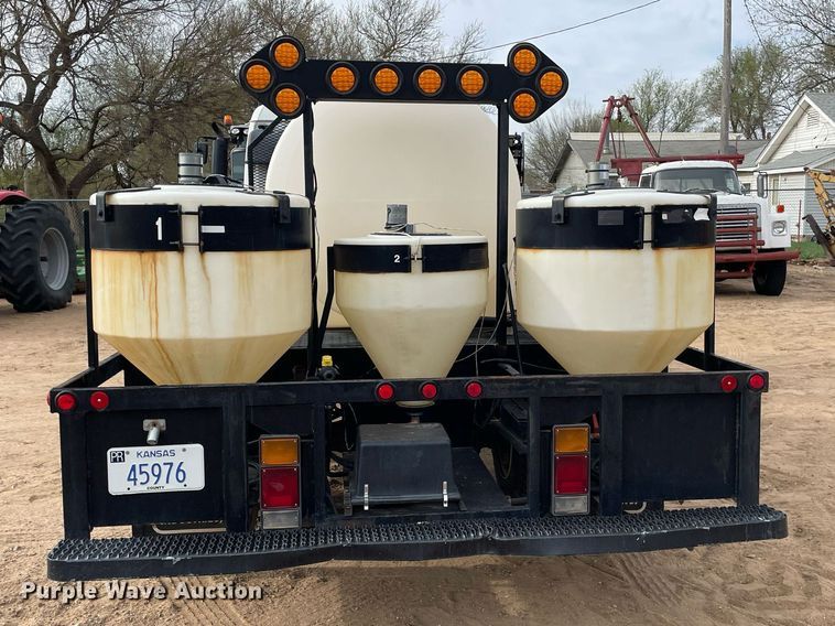 image for item MS9588 2000 Isuzu FRR  sprayer truck