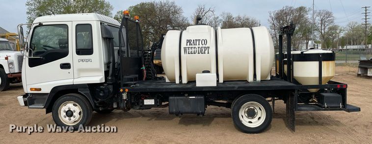 image for item MS9588 2000 Isuzu FRR  sprayer truck