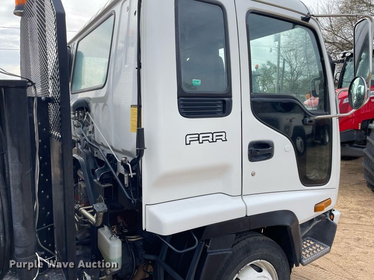 image for item MS9588 2000 Isuzu FRR  sprayer truck