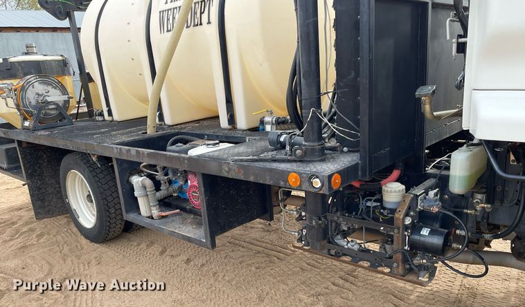 image for item MS9588 2000 Isuzu FRR  sprayer truck