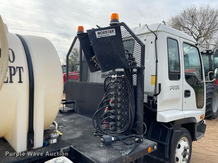 image for item MS9588 2000 Isuzu FRR  sprayer truck