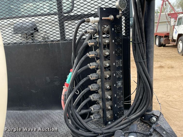 image for item MS9588 2000 Isuzu FRR  sprayer truck