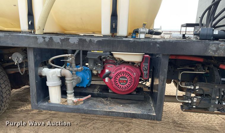 image for item MS9588 2000 Isuzu FRR  sprayer truck