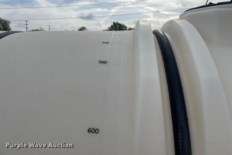 image for item MS9588 2000 Isuzu FRR  sprayer truck