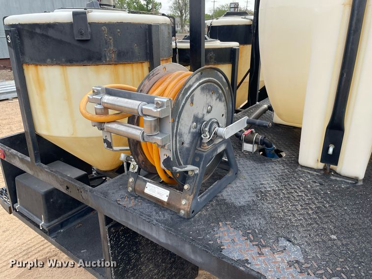 image for item MS9588 2000 Isuzu FRR  sprayer truck