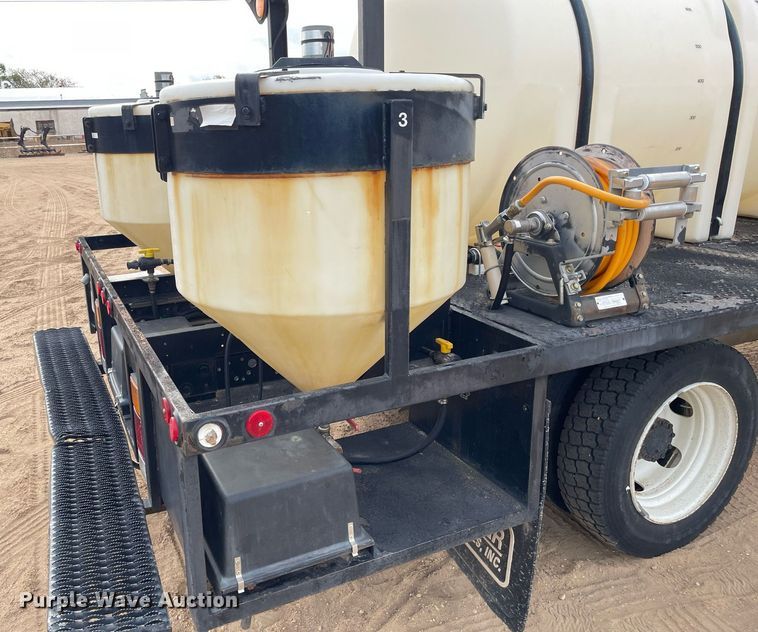 image for item MS9588 2000 Isuzu FRR  sprayer truck